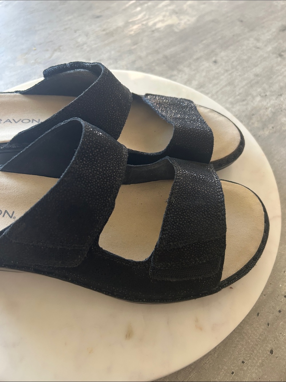 Aravon Black Metallic Suede
Cambridge 2 Strap Sandal women’s size 10 - Picture 9 of 12